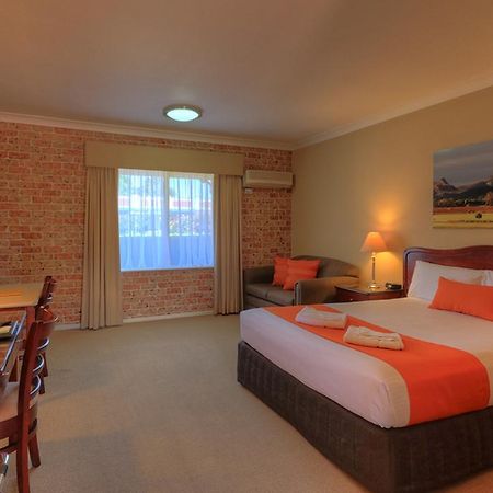 Endeavour Court Motor Inn Ντούμπο Εξωτερικό φωτογραφία
