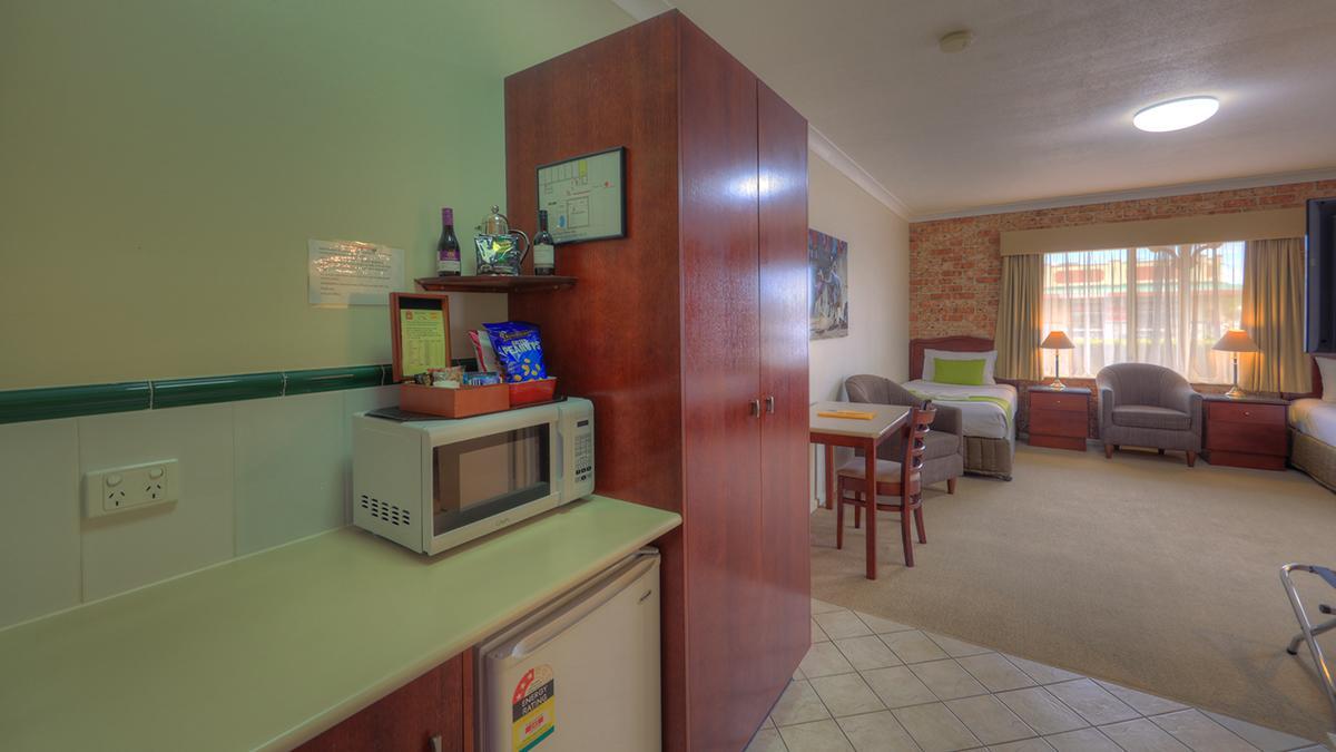 Endeavour Court Motor Inn Ντούμπο Εξωτερικό φωτογραφία