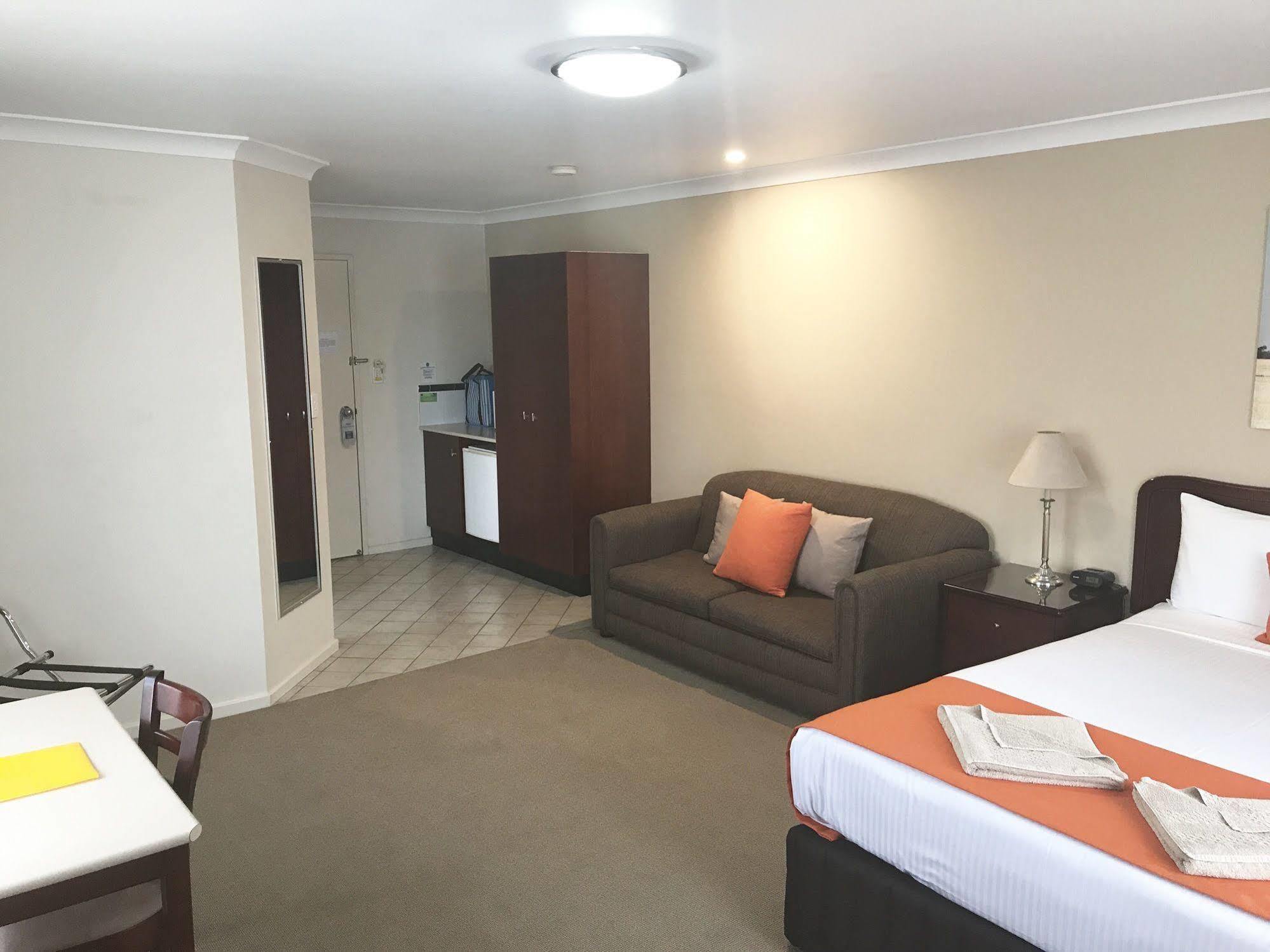 Endeavour Court Motor Inn Ντούμπο Εξωτερικό φωτογραφία