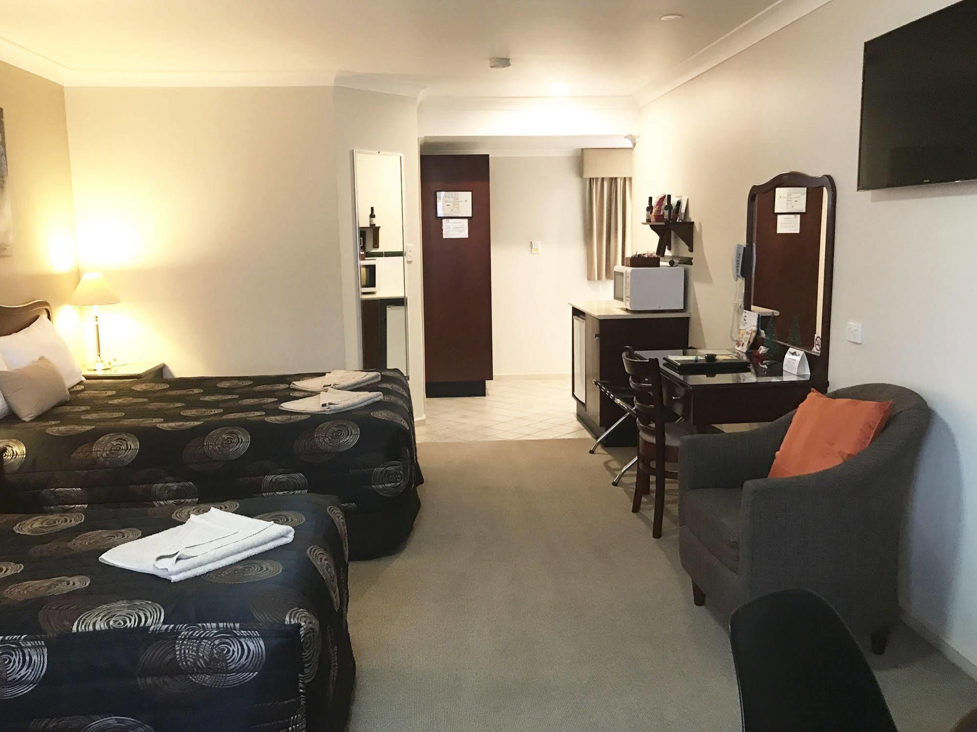 Endeavour Court Motor Inn Ντούμπο Εξωτερικό φωτογραφία
