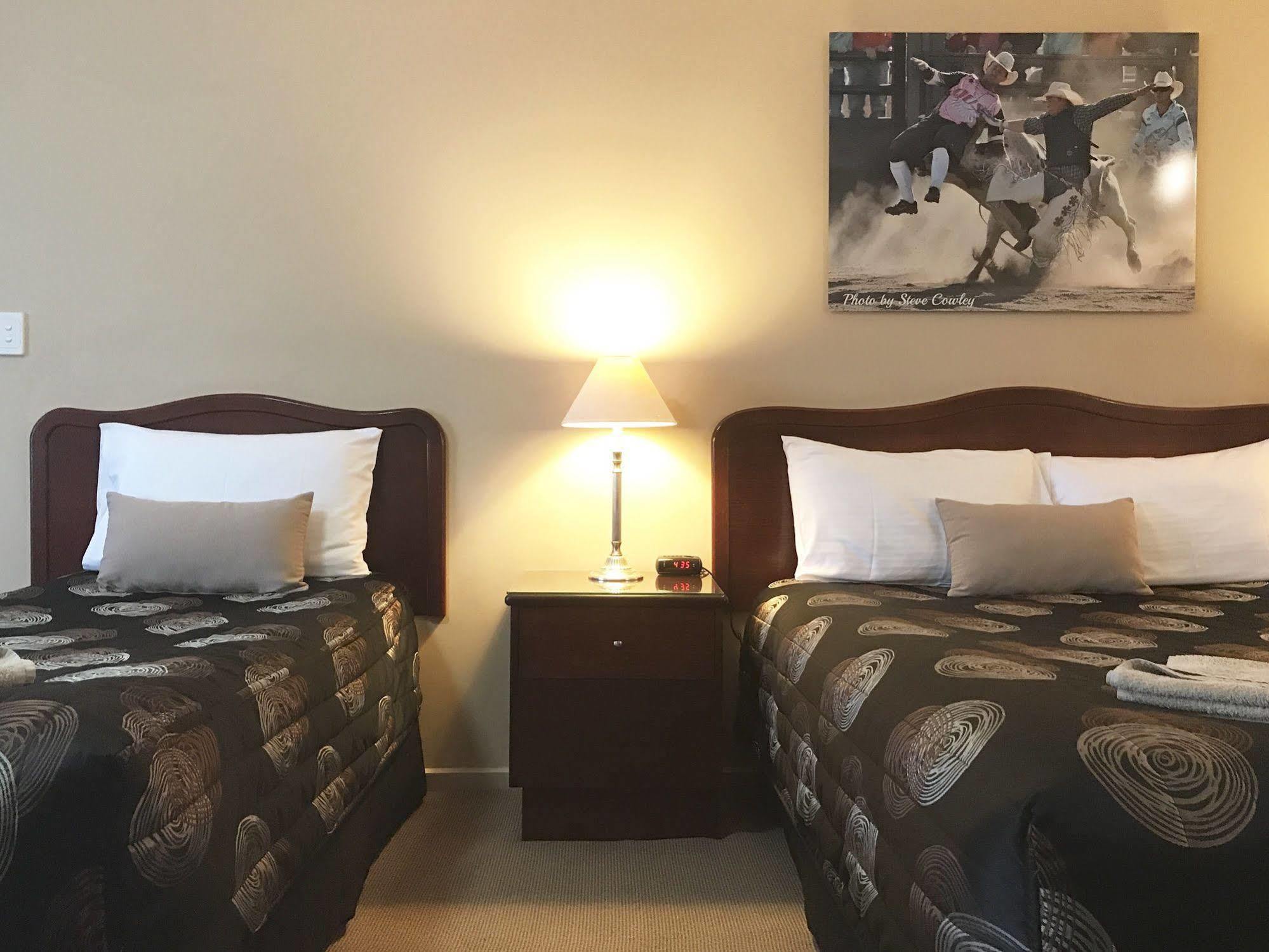 Endeavour Court Motor Inn Ντούμπο Εξωτερικό φωτογραφία